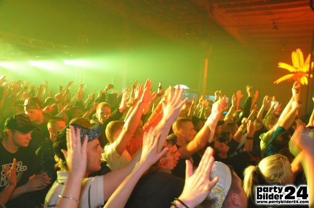 Put your hands up!!!! - ATZENPARTY 30.01.10.jpg