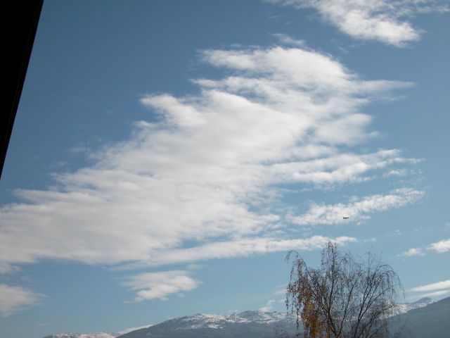 103a 5.11.09   Wolke schaut auf Flugzeug.jpg