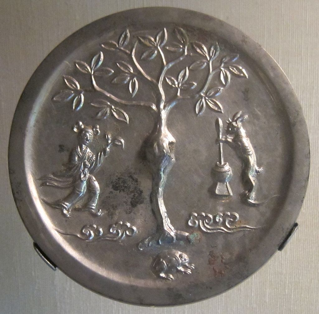 1024px-Tang_dynasty_bronze_mirror_with_moon_goddess_and_rabbit_design_HAA.jpg